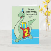Carte 2e anniversaire Dinosaur Boy, avec présent et Casq (Fleur jaune)