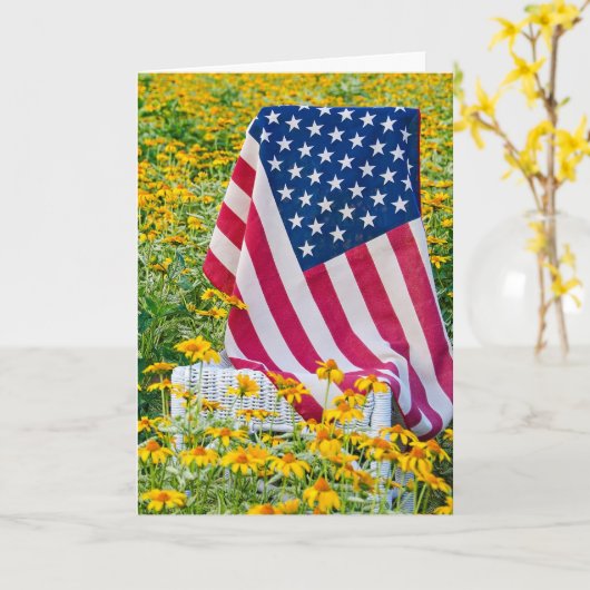 Carte 4 juillet drapeau d'anniversaire dans le champ mar (Fleur jaune)