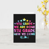 Carte 4e année Graduation Tee Dye 5e année Ici nous Com (Fleur jaune)