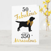 Carte 50 et fabuleux - Noir Labrador Anniversaire Drôle  (Fleur jaune)