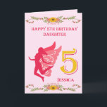 Carte 5e anniversaire de Pink Fairy Daughter<br><div class="desc">Carte de 5e anniversaire de Pink Fairy Daughter Cette Carte de 5e anniversaire heureuse présente une fée rose flottante sur un arrière - plan rose pâle avec des fleurs jaunes. Cette carte serait une bonne façon de célébrer vos filles 5e anniversaire, surtout si elle aime les fées. La carte peut...</div>