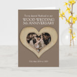 Carte 5e anniversaire du mariage du bois photo mari<br><div class="desc">carte photo de 5e anniversaire de mariage de bois. Customisez cette carte d'anniversaire en bois hué brun coeur 5e mariage avec votre relation, photo et années de mariage, et message de carte intérieure. L'exemple est le suivant : À ma plus chère épouse à l'occasion de notre anniversaire de Mariage de...</div>