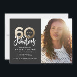 Carte 60 or faire 60 look beau photo anniversaire<br><div class="desc">Faire 60 look,  soixante et fabuleuse bonne invitation d'anniversaire photo. Texte de script moderne monochrome et design d'effet or. Partie d'une collection.</div>
