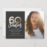 Carte 60 or faire 60 look beau photo anniversaire<br><div class="desc">Faire 60 look,  soixante et fabuleuse bonne invitation d'anniversaire photo. Texte de script moderne monochrome et design d'effet or. Partie d'une collection.</div>