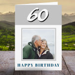 Carte 60e anniversaire Photo personnalisée<br><div class="desc">Carte personnalisée photo 60e anniversaire. Carte de voeux personnalisée pour 60e anniversaire pour quelqu'un célébrant 60 ans. Ce design moderne et simple présente l'âge,  la photo et la Bonne Carte d'anniversaire. Ajoutez votre photo et message à l'intérieur ou effacez-la. Vous pouvez également modifier le numéro d'année.</div>