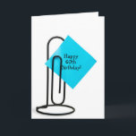Carte 60e note d'anniversaire sur un clip papier<br><div class="desc">Papier bleu d'Aqua avec message de 60ème anniversaire sur un clip de papier noir géant isolé sur blanc.</div>