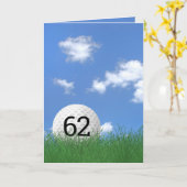 Carte 62e anniversaire, balle de golf dans l'herbe (Fleur jaune)
