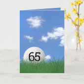 Carte 65e anniversaire, balle de golf dans l'herbe (Fleur jaune)