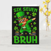 Carte 67 St Patricks Day Funny Six Seven Meme Leprechaun (Fleur jaune)