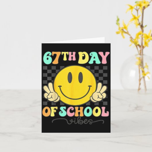 Carte 67th Day Of School Vibes Groovy Smile Face 67 Six (Fleur jaune)