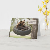 Carte 70e anniversaire Ours assis dans un pneu (Fleur jaune)