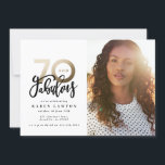 Carte 70e anniversaire photo 70 et fabuleux noir et or<br><div class="desc">Faire 70 look,  soixante-dix et fabuleuse invitation d'anniversaire photo. Texte de script moderne monochrome et design d'effet or. Partie d'une collection.</div>