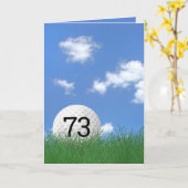 Carte 73e anniversaire, balle de golf dans l'herbe (Fleur jaune)