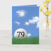 Carte 79e anniversaire, balle de golf dans l'herbe (Fleur jaune)