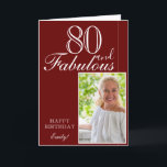 Carte 80 et fabuleux Elegant Red 80th Birthday Photo<br><div class="desc">80 et Fabulous Elegant Rouge 80e Carte photo d'anniversaire. Le design a une typographie moderne 80 et Fabulous, Happy texte d'anniversaire et le nom en blanc et or sur arrière - plan rouge foncé - personnalisent la carte. Insérez votre photo dans le modèle et ajoutez votre nom et faites votre...</div>