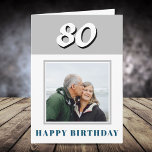 Carte 80e anniversaire Photo personnalisée<br><div class="desc">Carte personnalisée 80e anniversaire. Carte de voeux personnalisée pour 80e anniversaire pour quelqu'un célébrant 80 ans. Ce design moderne et simple présente l'âge,  la photo et la Bonne Carte d'anniversaire. Ajoutez votre photo et message à l'intérieur ou effacez-la. Vous pouvez également modifier le numéro d'année.</div>