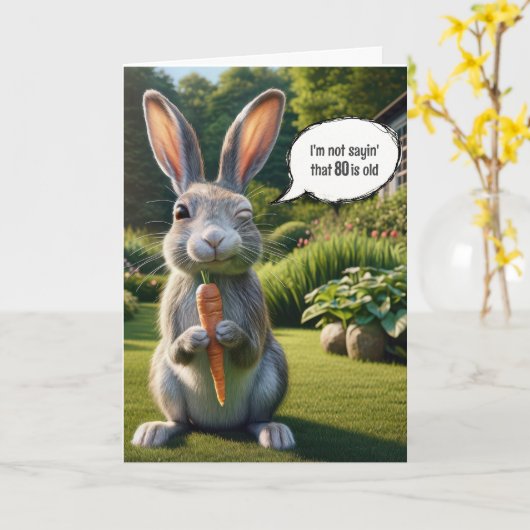 Carte 80e anniversaire Winking Rabbit avec une carotte (Fleur jaune)