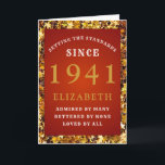 Carte 80th Birthday Born 1941 Red Gold Ajouter votre nom<br><div class="desc">Carte de voeux rouge et or de 80e anniversaire pour les personnes spéciales nées en 1941. customisez facilement le texte à l'avant et à l'intérieur de cette carte d'anniversaire en utilisant le modèle fourni. Une partie de la gamme de normes d'établissement des cartes de voeux.</div>