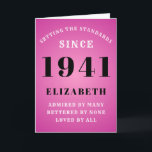 Carte 80th Birthday Standards Born 1941 Ajouter Votre No<br><div class="desc">80e anniversaire né en 1941 carte de voeux rose. Customisez facilement le texte à l'avant et à l'intérieur de cette carte d'anniversaire en utilisant le modèle fourni. Une partie de la gamme de normes d'établissement de cartes de voeux.</div>