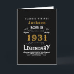 Carte 90e anniversaire personnalisé Né en 1931 Noir Vint<br><div class="desc">Une carte d'anniversaire classique personnalisée pour cette célébration d'anniversaire pour quelqu'un né en 1931. Ajoutez le nom à ce design vintage de style rétro noir, blanc et or pour un cadeau d'anniversaire personnalisé. Modifiez facilement le nom et l'année avec le modèle fourni. Un merveilleux cadeau d'anniversaire noir personnalisé. Plus de...</div>