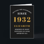 Carte  90th Birthday 1932 Black Gold Ajouter un nom<br><div class="desc">Pour ceux qui sont nés en 1932 et qui fêtent leur 90ème anniversaire, nous avons la carte de voeux d'anniversaire idéale. L'arrière - plan noire au design blanc et or est simple et élégante. Customisez facilement le texte à l'avant et à l'intérieur de cette carte d'anniversaire en utilisant le modèle...</div>