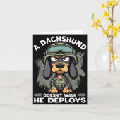 Carte A Dachshund Doesn’t Walk He Deploys _ Wiener Dog  (Fleur jaune)