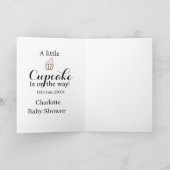 Carte A little cupcake is on its way baby shower name da (Intérieur)