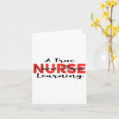 Carte A True Nurse Never Stops Learning Quote Nursing Mo (Fleur jaune)