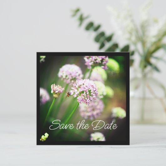 Carte Abeille heureuse avec des fleurs d'Allium diagonal (Debout devant)