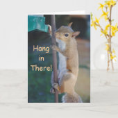 Carte Accrochez-vous là, Écureuil accroché à la mangeoir (Fleur jaune)