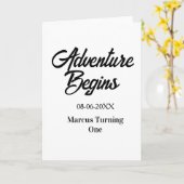 Carte Adventure begins 1st birthday name date simple min (Fleur jaune)