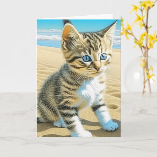 Carte AI Grey Tabby Kitten Jouer sur une plage (Fleur jaune)