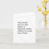 Carte Ainsi Old Fortune Teller lit les lignes sur le vis (Fleur jaune)