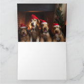 Carte Airedale près de la cheminée Noël (Intérieur)