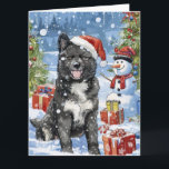 Carte Akita Chien Winter Wonderland Noël Joie<br><div class="desc">son design festif reflète l'esprit joyeux de la période des fêtes, avec un adorable petit portant un chapeau de Père Noël. Le chat est niché dans un pays des merveilles hivernales, avec un bonhomme de neige, un sapin de Noël décoré et des cadeaux joliment emballés. Les flocons de neige tombent...</div>