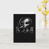 Carte Alien drôle fumant une cigarette (Fleur jaune)