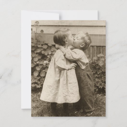 Carte Amour vintage Photo d'enfants s'embrassant dans un (Devant)