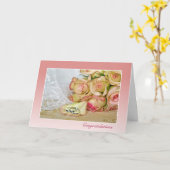 Carte anneaux de mariage sur le pétale de rose (Fleur jaune)