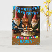 Carte Anniversaire Ajouter un nom Gnomes coupant le gâte (Fleur jaune)