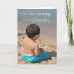 Carte Anniversaire de Grandson, Garçon sur la plage<br><div class="desc">Une carte d'anniversaire pour un petit-fils avec une photo d'un petit garçon aux cheveux foncés avec des shorts bleu vif sur le sable à la plage avec de l'eau un peu loin.</div>