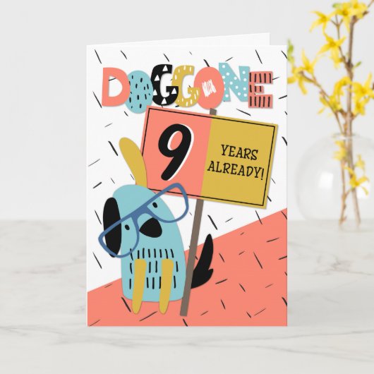 Carte Anniversaire de l'employé 9 ans Comic Chien (Fleur jaune)