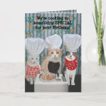 Carte Anniversaire drôle de chats de chef<br><div class="desc">Carte d'anniversaire drôle personnalisable de chats de chef.  En dehors de : "Nous faisons cuire quelque chose SPÉCIALE pour votre anniversaire !"  À l'intérieur de : "Comment fait les Souris-Un-Roni retentissent ?"  Vous pouvez customiser le texte,  les polices,  et les couleurs des polices.</div>