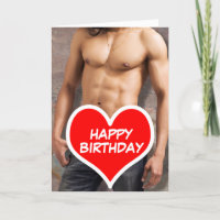 Anniversaire du coffre nu de l'homme joyeux