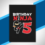 Carte Anniversaire Ninja Enfant - Thème de fête pour 5 a<br><div class="desc">Ce design d'anniversaire Ninja 5 est un cadeau parfait pour une fête d'anniversaire de ninja de 5 ans. Il comporte le symbole japonais du Ninjutsu avec un ninja de dessin animé faisant un coup de pied de karaté que le garçon ou la fille d'anniversaire adorera. Ce design d'anniversaire ninja pour...</div>