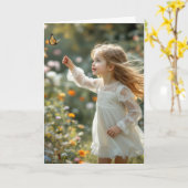 Carte Anniversaire Petite fille pourchasser un papillon (Fleur jaune)