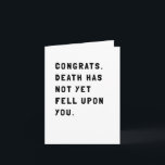 Carte Anniversaire sarcastique amusant<br><div class="desc">Une carte simple et sarcastique qui envoie des félicitations pour avoir vécu une année de plus. L'Humour illuminera le jour de votre petit ami,  petite amie,  mari,  femme ou ami. Un peu sombre. Un peu morbide. Trop drôle.</div>