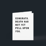 Carte Anniversaire sarcastique amusant<br><div class="desc">Une carte simple et sarcastique qui envoie des félicitations pour avoir vécu une année de plus. L'Humour illuminera le jour de votre petit ami,  petite amie,  mari,  femme ou ami. Un peu sombre. Un peu morbide. Trop drôle.</div>