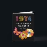 Carte Anniversaire vintage 1974 Retro Design for Friend<br><div class="desc">Né en 1974 Anniversaire Vintage pour Ami. Vintage,  Classique,  Vous écrivez sur la couverture. Un papillon rétro,  un disque LP et une fleur sont présentés sur la couverture. Copyright © Shoaff Ballanger Studios,  2022.</div>