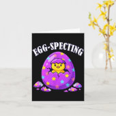 Carte Annonce de bébé drôle d'Easter Egg-Specting Day (Fleur jaune)