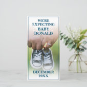 Carte Annonce de grossesse avec chaussures de bébé (Debout devant)